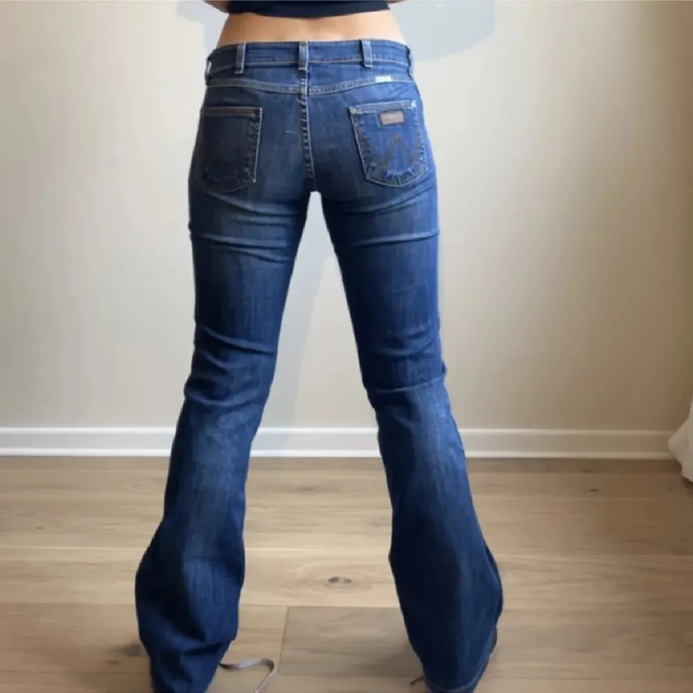 Säljer dessa jätte snygga low waisted wrangler jeans dem dem inte sitter helt bra på mig.  Köpta här på Plick och är i jättebra skick💗 Midjemått: 80cm innerbenslängd: 82 . Jeans & Byxor.