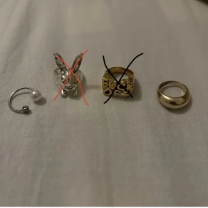 Ringar - Så söta ringar vissa av de är i lite sämre skick medans andra är lite bättre prislista: fuck off ring, 120kr pärlring: 60 Guldring: 70kr Alla:240kr