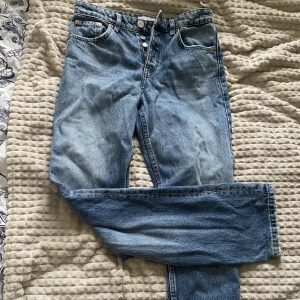 Jeans  - Zara jeans i storlek 34 💕 Använt några få gånger, men dom är i nyskick 💕