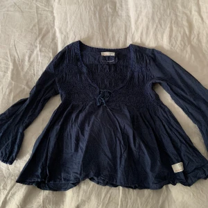 Odd Molly blus - Denna Odd Molly blusen är i utmärkt skick och säljes på grund av att den inte kommer till användning :) skriv om ni har några frågor eller vill ha fler bilder!🥰
