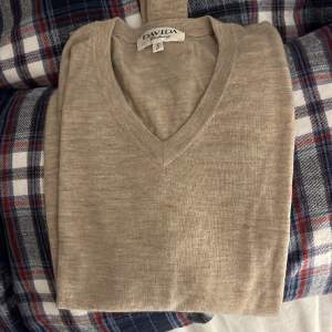 Säljer denna sjukt snygga Cashmere tröjan från märket Davida, tröjan är sjukt snygg och i otroligt fint skick Nypris:2200 Skick 9/10