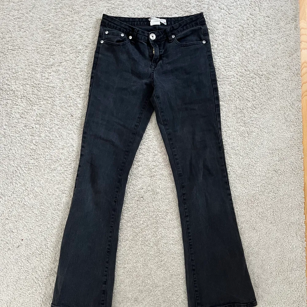 Snyggaste lågmidjade bootcut jeansen. Innerben är 73 cm och midjan är 37 cm tvärs över, jeansen är lite stretchiga i materialet. Skriv vid frågor💕. Jeans & Byxor.