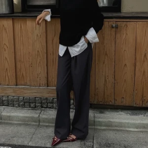 Kostymbyxor, NA-KD x Claire Rose - Superfina kostymbyxor (lågmidjade!) från NAKD x Claire Rose. Materialet är ull. Helt nya med prislapp kvar! Helt slutsålda på hemsida. Nypris: 599:-