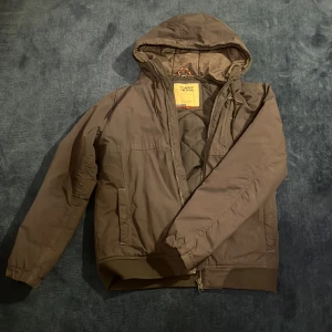 Blå Tommy Jeans jacka - En varm och skön marinblå Tommy Jeans jacka i perfekt skick, bortstruket namn vid taggen. Jackan är vattenavvisande och fungerar både i snö och regn, perfekt inför svenska vintern. Ställ gärna frågor 👍