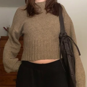 Skinnväska - Stor och rymlig axelväska i skinn med snörning på sidorna! Perfekt skolväska 🖤