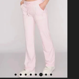 Rosa juciy byxor - Köpte ett par rosa juciy byxor men dom kom inte till användning så säljer vidare dom nu , köpte dom för 1300, säljer dom för 900 då dom bara är använda 2-3 gånger 