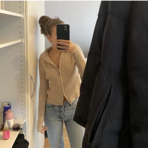 Beige stickad kofta  - Skick 10/10, skriv för frågor och bilder