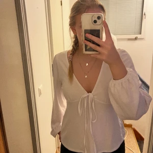 Vit blus  - Super söt vit blus från bikbok köpt för ett tag sen men knappt använd 