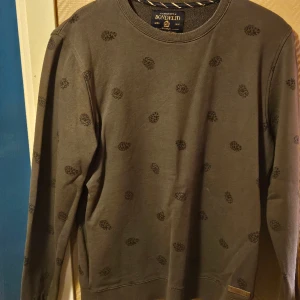 Kott tröja - Kott collagetröja ifrån bondelid. Fint skick. 75 kr + frakt