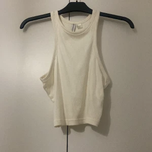 Tanktop - Vit tanktop använd  vid 2 tillfälle i bra skick. Väldigt strechit material,  finns även i färgen brun eller svart om ni önskar andra färger