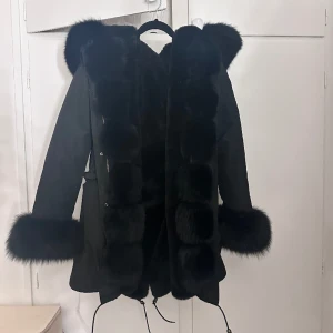 Vinterjacka, Exklusive Parka  - Äkta rävpäls, mycket bra kvalitet, storlek S, ordinarie pris är 5999kr säljs för 3500kr, pris kan diskuteras vid snabb affär 