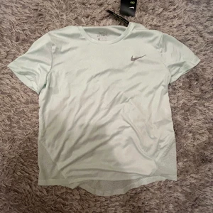 Niketröja - Säljer denna fina niketröjan🫶🏼 aldrig använd