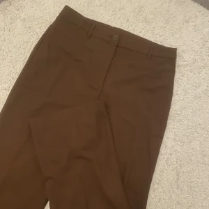 Bruna tygbyxor - Bruna och bekväma tygbyxor. Raka i benen!