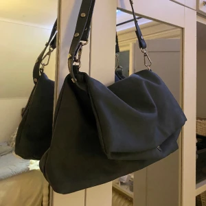 Väska  - Superfin väska. Bandet går att ändra längd på. 