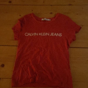 Röd Calvin Klein Jeans t-shirt - Storlek xs, knappt använd