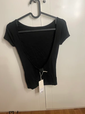 rygglös tröja - Helt ny lappen kvar 