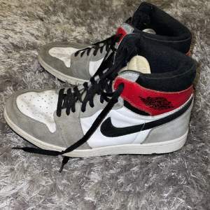 Nike Jordan 1 grå  Lite slappa där framme men ser inte ut så när man har dem på   Inte så jätte slitna de är mer vatten skador på mockan  7/10 kvalité