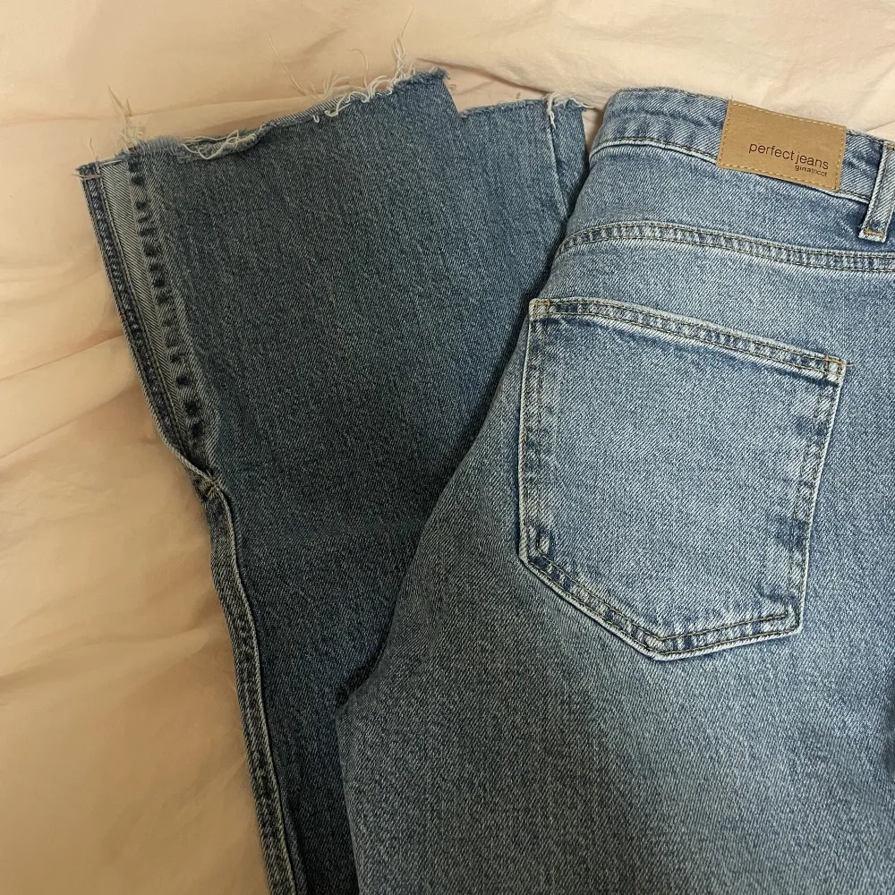 Blåa jeans från Gina med slits och slitning nedtill, hög midja och använd fåtal gånger💕 strl 36🕺. Jeans & Byxor.