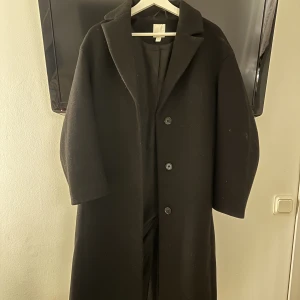 Kappa - Jättefin kappa från H&M i gott skick. Kappan slutar en bit under knäna och har en aning oversized passform. Säljer då jag har flera liknande. Frakt tillkommer🤍