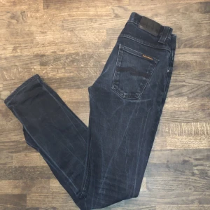 Nudie Jeans - Säljer ett par Grim Trim nudie jeans för endast 500kr. Snygga slim jinz som är i väldigt bra skick utan defekter. Nypris:1600kr Skriv fom ni har frågor eller pris förslag.