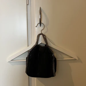 Stella McCartney falabella liten - Knappt använd, lite blekning på kedjan