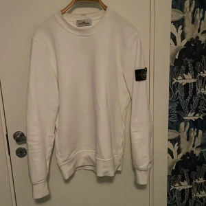 Stone island  - En vit Stone island i storlek S  Har inte använt den så mycket 