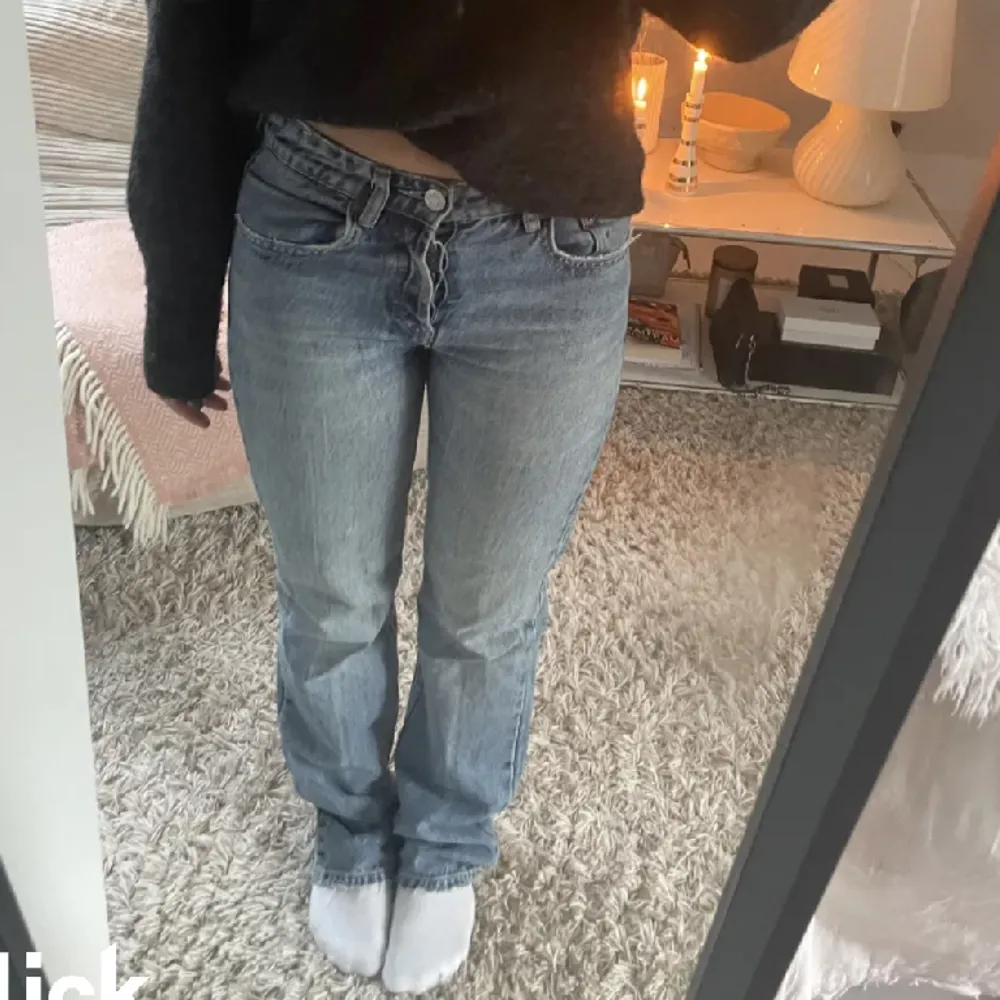 Lånad bild!  Jättefina ljusblå jeans från Zara, medelhög midja (mid waist)  Skriv för mer info! 🫶🏼🙌🏼. Jeans & Byxor.