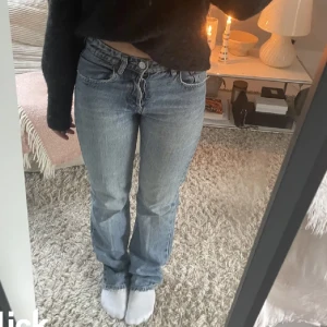 Zara mid waist Jeans  - Lånad bild!  Jättefina ljusblå jeans från Zara, medelhög midja (mid waist)  Skriv för mer info! 🫶🏼🙌🏼