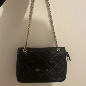 Valentino väska - Använd en del men har inga defekter🫶🏼
