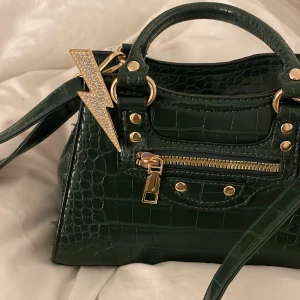 Snygg klämma - Säljer denna skitsnygga klämman som kan användas både som accessoar och som hårklämma!❤️