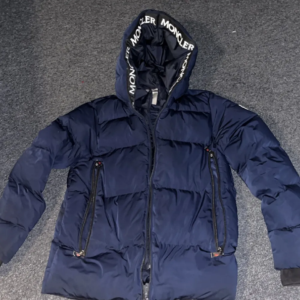 Moncler jacka använd 1-4 gånger säljer den på grund av att jag inte använder den längre . Jackor.