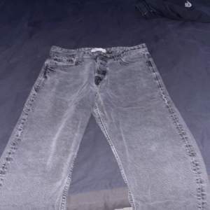 Jack & jones jeans. 29 L32. Skick:6,5/10. Grå.