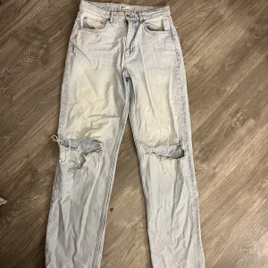 Jeans  - Perfekt jeans från ginatricot, superfina ljusblåa jeans, stl 38💗har inte använt dom på några år så inte så använda🫶🏻
