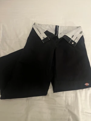 Dickies - Dickies byxor knappt använda. Lite korta på mig som är 173cm lång.