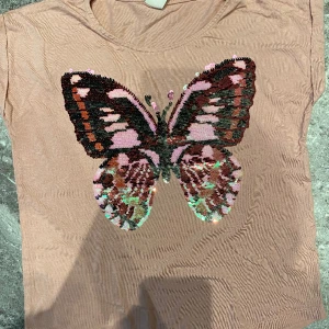 T-shirt stl. 134/140 - Jättefin tröja med paljetter. Från Lindex i storlek 134/140. Säljer pga stor garderobrensning. Kika gärna på mina andra annonser, säljer mycket. Samfraktar gärna:)