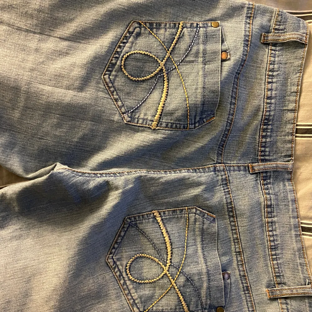 Säljer dessa lågmidjade jeans då de sitter skevt på mig. . Jeans & Byxor.