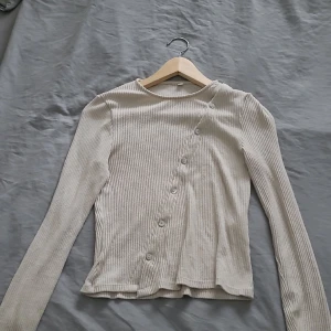 Blus beige - Väldigt bra scick. sitter tajt.igen köper så jag sänker priset jätte mycket den är fortfarande i bra scick