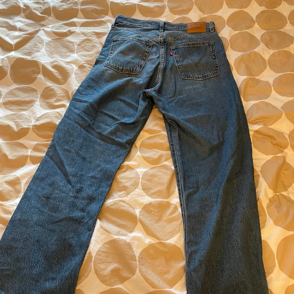 Levi’s jeans. Rak modell. Använda men fint skick. Innerbenslängd: 75cm. Köparen står för frakten ☺️. Jeans & Byxor.