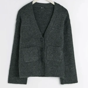 stickad  - stickad kofta från gina tricot, aldrig använd pga ångrade mig💞 nypris 400kr 