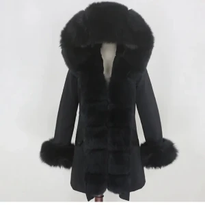 Parka jacka - Säljer min vinterjacka, jätte varm och jätte gosig. Har använt den 2 år därav priset. Den är i använt skick och lite sliten i pälsen.. Har köpt ny därav blir den inte använd. Skriv om ni vill ha egna bilder!! Den är i storlek m men passar s lika bra! 