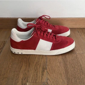 Valentino flycrew - Valentino flycrew 9,5/10 som nya strl 43-44, hör av dig vid frågor 