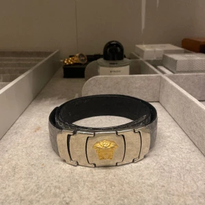 Versace skärp - Så snyggt skärp från Gianni Versace som jag fick av min mamma men använder inte skärp så säljer därav detta (plus andra i min profil) i hopp om att de ska få användning då det är synd att de bara ligger i garderoben. Färgen är gå med blåa/turkosa toner i