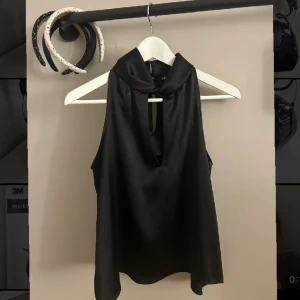 Blus - Söt svart blus från Zara, i storlek S, toppen är i bra skick och passar xs-m🥰