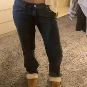 Ett par super snygga low waist jeans från Gina. 😻 Dom har inte använts mycket alls så skicket är super bra! Pris går att diskutera, och skriv för fler bilder. ☺️