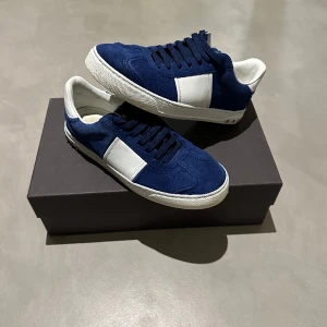 Valentino flycrew - Säljer ett par äkta valentino flycrew navy i storlek 40, fits 40/41. Bra skick, alla nitar kvar!  Skriv till mig om du har någon fråga eller vill ha fler bilder🤝