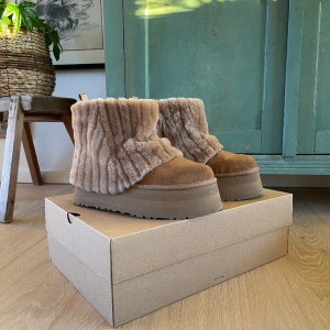 Ugg classic mini sherpa cordury - Säljer mina fina Ugg classic mini sherpa cordury i storlek 40❣️ Endast använda ett fåtal gånger förra våren så fortfarande i fint skick! Bara att höra av er vid frågor!🥰