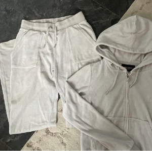 Juciy dress  - Stl S på båda delarna, färgen ljus grå. Jätte fint på men har köpt ny färg. Självklart äkta nypris 2200kr på raglady i Göteborg. 