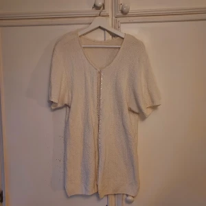 Cardigan - Vintage cardigan med knappar, fin både öppen elller knäppt. Vinage. står ingen st men skulle säga XL