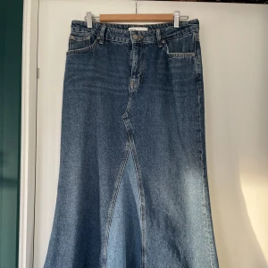 Jeanskjol från Zara - Lång jeanskjol från Zara. Sitter jättefint på.  Size L  Nypris: 499kr