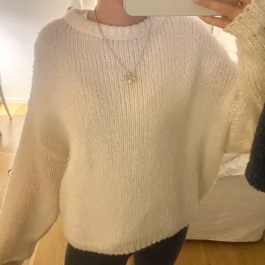 Stickad tröja - Stickad tröja från hm, köpt för 2 år sedan💓 kommer inte till användning, frakt ingår ej i priser och ligger på 66-86